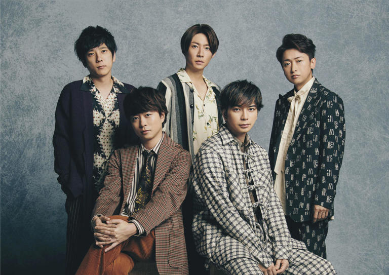 嵐のメンバー。前列左から櫻井翔、松本潤、後列左から二宮和也、相葉雅紀、大野智 嵐のメンバー。前列左から櫻井翔、松本潤、後列左から二宮和也、相葉雅紀、大野智